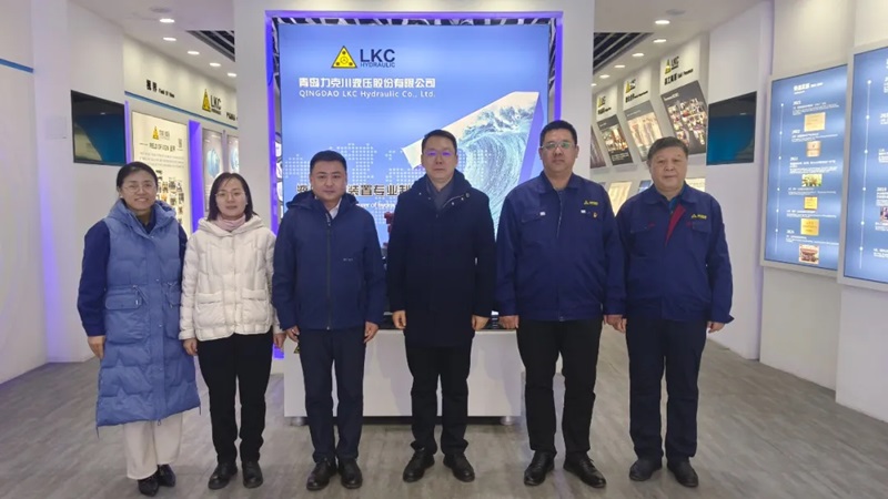 高新區(qū)工委委員、管委副主任張建軍一行蒞臨青島力克川液壓股份有限公司調(diào)研指導(dǎo)