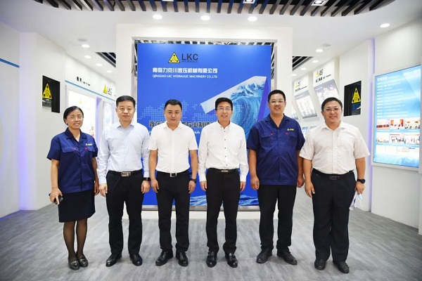 為高質量發(fā)展賦能！青島高新區(qū)李天傳主任至力克川液壓調研.jpg