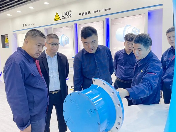 廣州塔山機(jī)械、廣州韓川液壓、江蘇靖江新世紀(jì)液壓、無錫密斯特智能裝備制造有限公司一行6人蒞臨力克川參觀交流2.jpg
