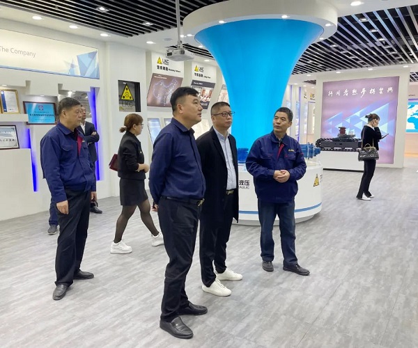 廣州塔山機(jī)械、廣州韓川液壓、江蘇靖江新世紀(jì)液壓、無錫密斯特智能裝備制造有限公司一行6人蒞臨力克川參觀交流3.jpg