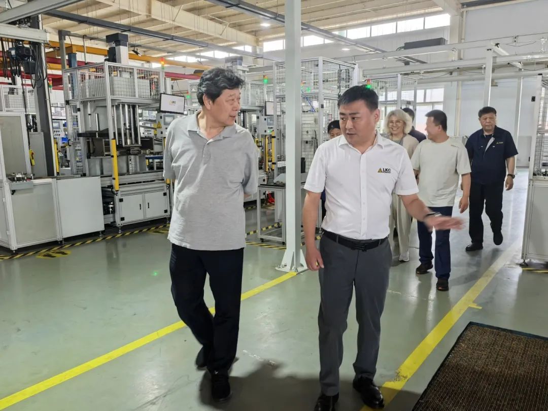 1750403002290721.jpg 中國液壓氣動密封件工業(yè)協(xié)會理事長杜旭東一行蒞臨我公司參觀指導(dǎo)2.jpg